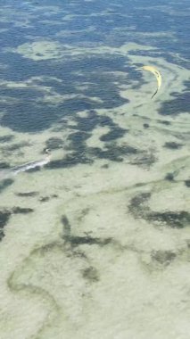 Zanzibar, Tanzanya kıyısı yakınlarında dikey video uçurtması, hava manzarası