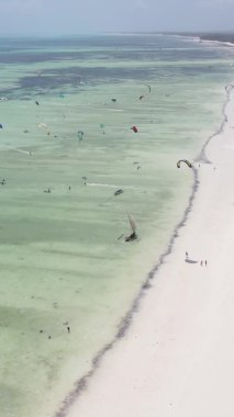 Zanzibar, Tanzanya kıyısı yakınlarında dikey video uçurtması, hava manzarası