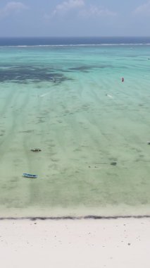Zanzibar, Tanzanya kıyısı yakınlarında dikey video uçurtması, hava manzarası