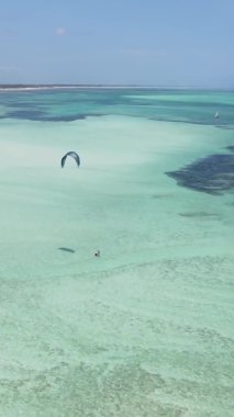 Zanzibar, Tanzanya kıyısı yakınlarında dikey video uçurtması, hava manzarası