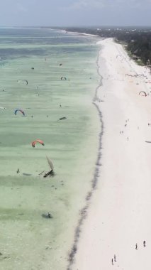 Zanzibar, Tanzanya kıyısı yakınlarında dikey video uçurtması, hava manzarası