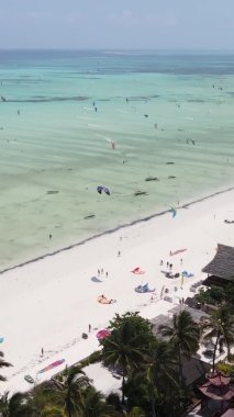 Zanzibar, Tanzanya kıyısı yakınlarında dikey video uçurtması, hava manzarası