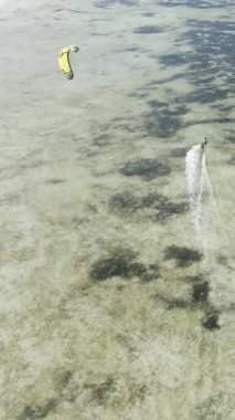 Zanzibar, Tanzanya kıyısı yakınlarında dikey video uçurtması, hava manzarası