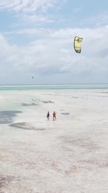 Zanzibar, Tanzanya kıyısı yakınlarında dikey video uçurtması, hava manzarası