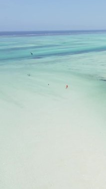 Zanzibar, Tanzanya kıyısı yakınlarında dikey video uçurtması, hava manzarası