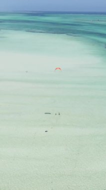 Zanzibar, Tanzanya kıyısı yakınlarında dikey video uçurtması, hava manzarası