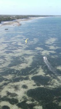 Zanzibar, Tanzanya kıyısı yakınlarında dikey video uçurtması, hava manzarası