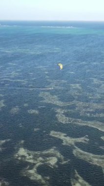 Zanzibar, Tanzanya kıyısı yakınlarında dikey video uçurtması, hava manzarası