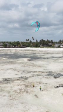 Zanzibar, Tanzanya kıyısı yakınlarında dikey video uçurtması, hava manzarası