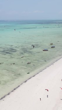 Zanzibar, Tanzanya kıyısı yakınlarında dikey video uçurtması, hava manzarası