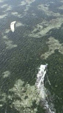Zanzibar, Tanzanya kıyısı yakınlarında dikey video uçurtması, hava manzarası