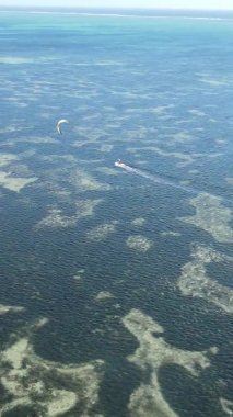 Zanzibar, Tanzanya kıyısı yakınlarında dikey video uçurtması, hava manzarası