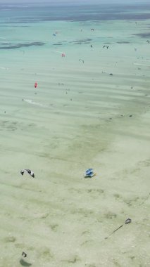 Zanzibar, Tanzanya kıyısı yakınlarında dikey video uçurtması, hava manzarası