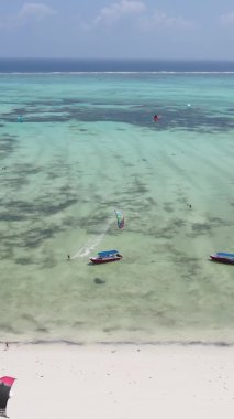 Zanzibar, Tanzanya kıyısı yakınlarında dikey video uçurtması, hava manzarası