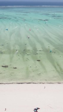 Zanzibar, Tanzanya kıyısı yakınlarında dikey video uçurtması, hava manzarası