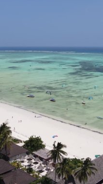 Zanzibar, Tanzanya kıyısı yakınlarında dikey video uçurtması, hava manzarası