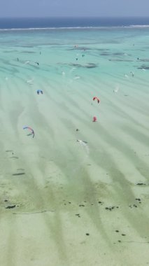 Zanzibar, Tanzanya kıyısı yakınlarında dikey video uçurtması, hava manzarası