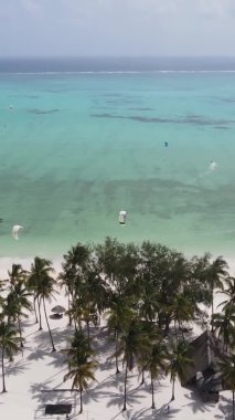 Zanzibar, Tanzanya kıyısı yakınlarında dikey video uçurtması, hava manzarası