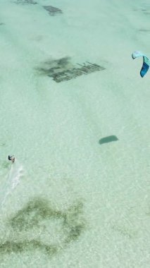 Zanzibar, Tanzanya kıyısı yakınlarında dikey video uçurtması, hava manzarası