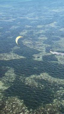 Zanzibar, Tanzanya kıyısı yakınlarında dikey video uçurtması, hava manzarası