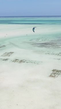 Zanzibar, Tanzanya kıyısı yakınlarında dikey video uçurtması, hava manzarası