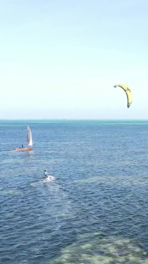Zanzibar, Tanzanya kıyısı yakınlarında dikey video uçurtması, hava manzarası