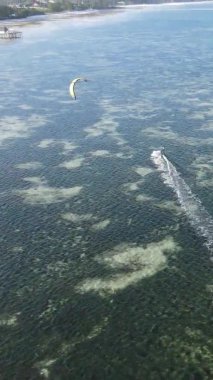Zanzibar, Tanzanya kıyısı yakınlarında dikey video uçurtması, hava manzarası