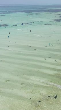 Zanzibar, Tanzanya kıyısı yakınlarında dikey video uçurtması, hava manzarası