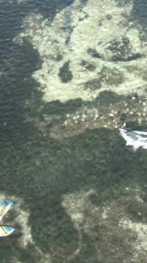 Zanzibar, Tanzanya kıyısı yakınlarında dikey video uçurtması, hava manzarası