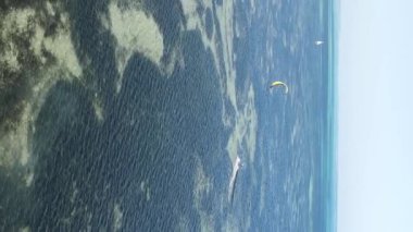 Zanzibar, Tanzanya kıyısı yakınlarında dikey video uçurtması, hava manzarası