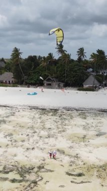 Zanzibar, Tanzanya kıyısı yakınlarında dikey video uçurtması, hava manzarası
