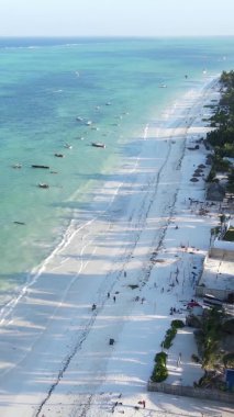 Zanzibar, Tanzanya kıyısı yakınlarındaki okyanusta dikey video tekneleri.