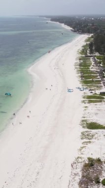 Zanzibar, Tanzanya kıyısı yakınlarındaki okyanusta dikey video tekneleri.