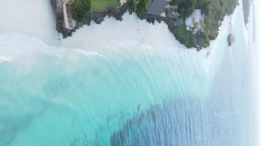 Zanzibar, Tanzanya kıyısı yakınlarındaki okyanusta dikey video tekneleri.