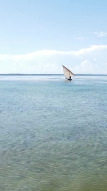Zanzibar, Tanzanya kıyısı yakınlarındaki okyanusta dikey video tekneleri.
