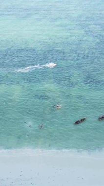 Zanzibar, Tanzanya kıyısı yakınlarındaki okyanusta dikey video tekneleri.