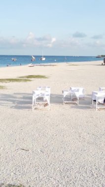 Zanzibar, Tanzanya kıyısı yakınlarındaki okyanusta dikey video tekneleri.