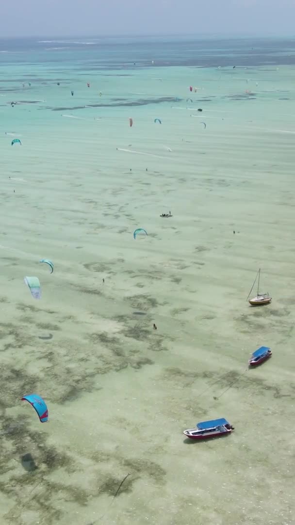 Вертикальне відео Кітсурфінг біля берега Занзібару, Танзанія, вигляд з повітря — стокове відео