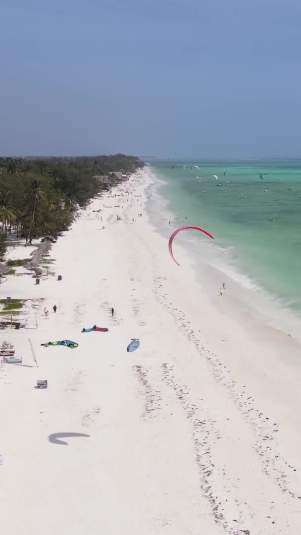 Pionowe kitesurfing wideo przy brzegu Zanzibaru, Tanzania, widok z lotu ptaka — Wideo stockowe