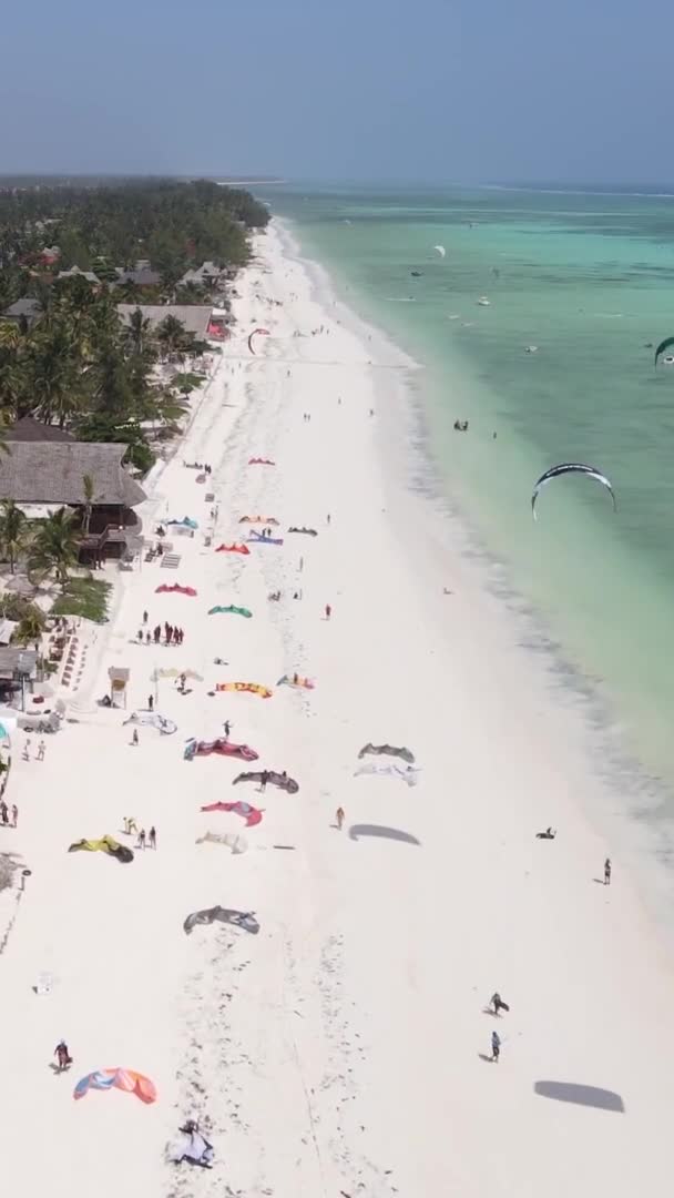 Vertikální video kitesurfing u břehu Zanzibaru, Tanzanie, letecký pohled — Stock video