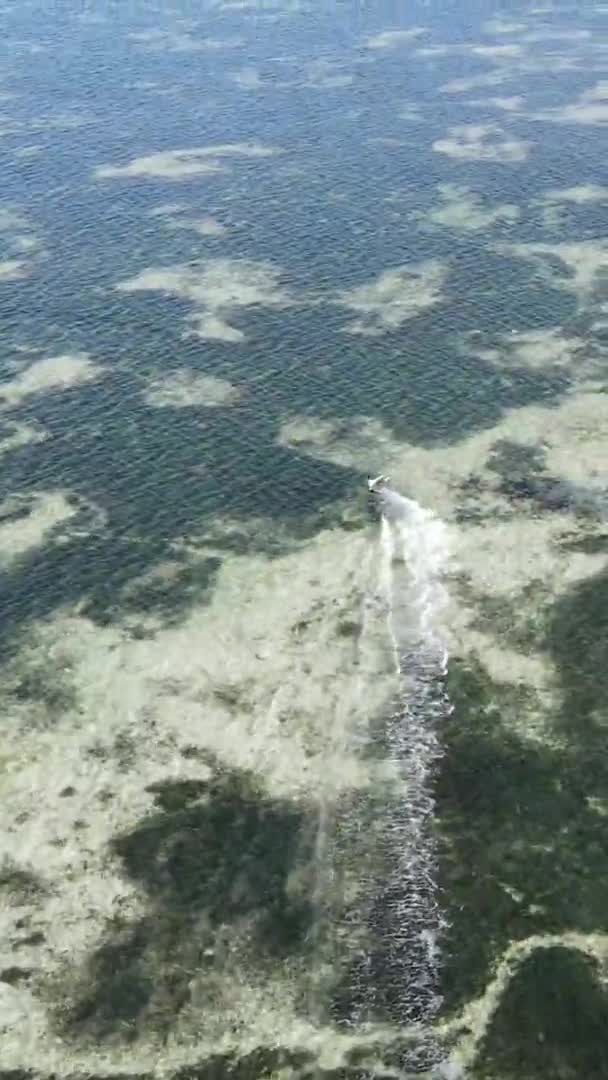 Video kitesurf verticale vicino alla riva di Zanzibar, Tanzania, vista aerea — Video Stock