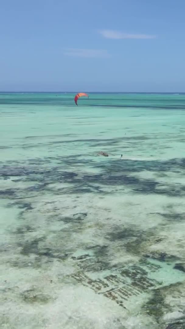 Kitesurf de vídeo vertical perto da costa de Zanzibar, na Tanzânia, vista aérea — Vídeo de Stock