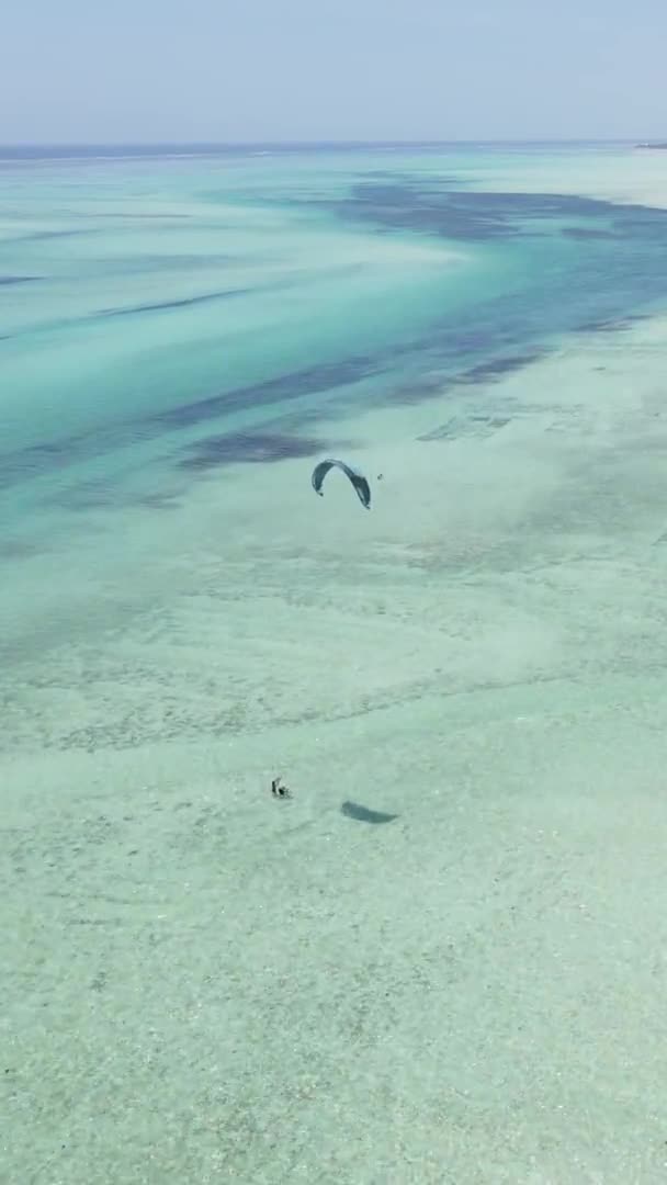 Vertikal video kitesurfing nära stranden av Zanzibar, Tanzania, antenn vy — Stockvideo