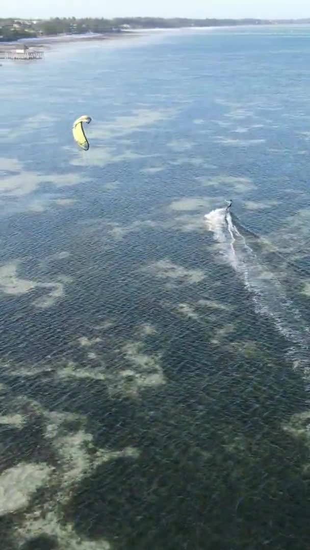 坦桑尼亚桑给巴尔海岸附近的垂直视频风筝冲浪，空中观看 — 图库视频影像