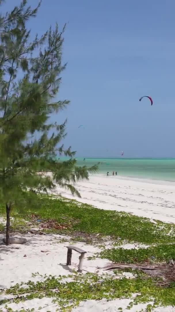 Verticale video kitesurfen bij de kust van Zanzibar, Tanzania, luchtfoto — Stockvideo