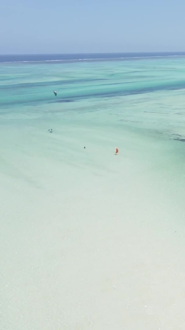 Zanzibar, Tanzanya kıyısı yakınlarında dikey video uçurtması, hava manzarası — Stok video