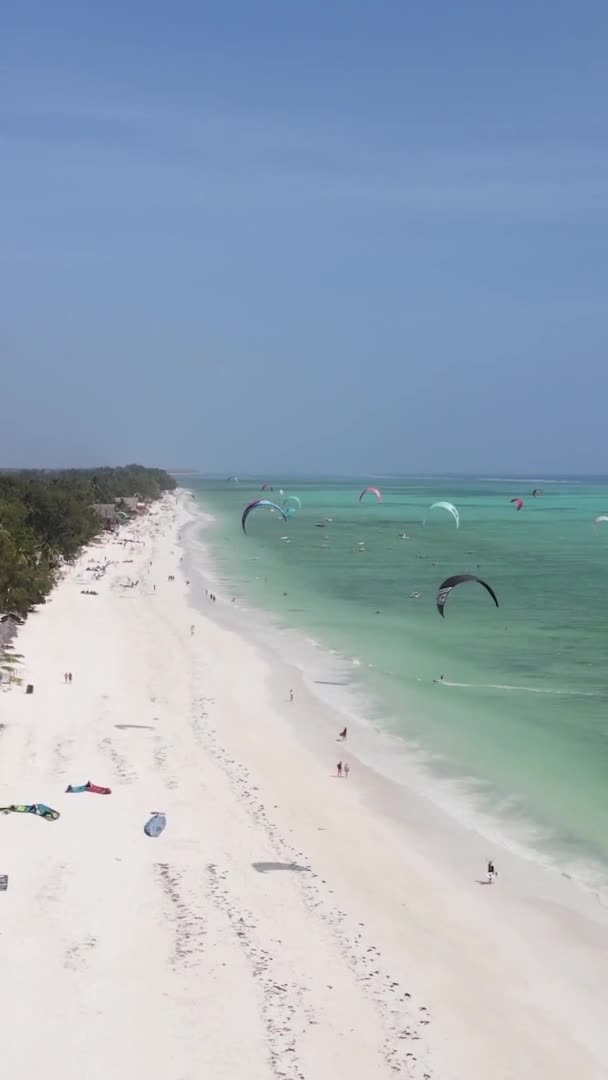 Video kitesurf vertical cerca de la orilla de Zanzíbar, Tanzania, vista aérea — Vídeos de Stock