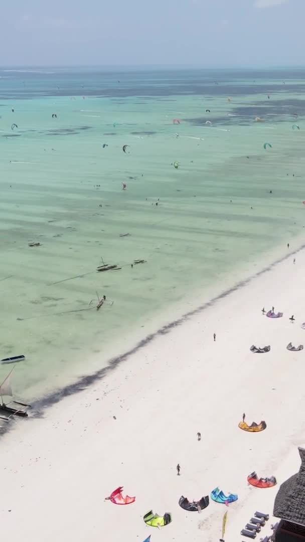 Kitesurf de vídeo vertical perto da costa de Zanzibar, na Tanzânia, vista aérea — Vídeo de Stock