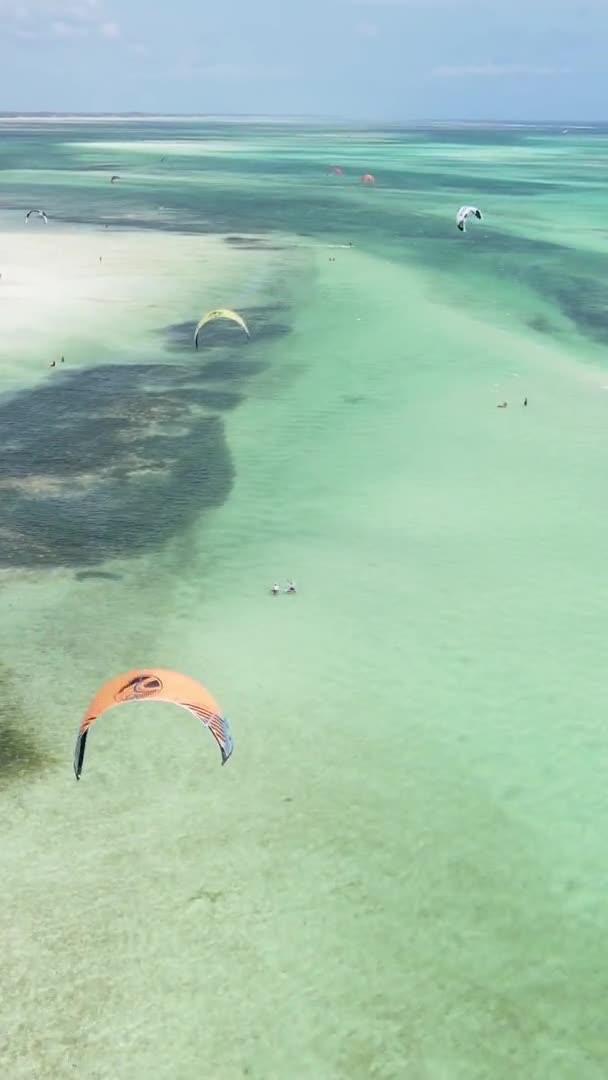 Kitesurf de vídeo vertical perto da costa de Zanzibar, na Tanzânia, vista aérea — Vídeo de Stock