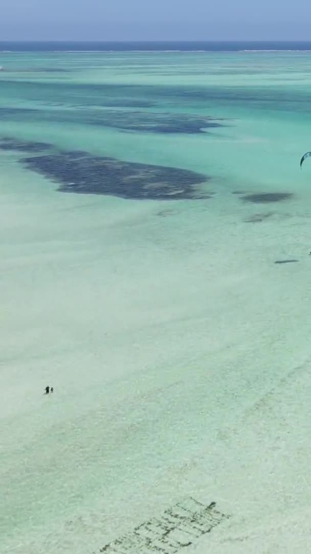 タンザニアのザンジバル海岸近くの垂直ビデオカイトサーフィン、航空ビュー — ストック動画